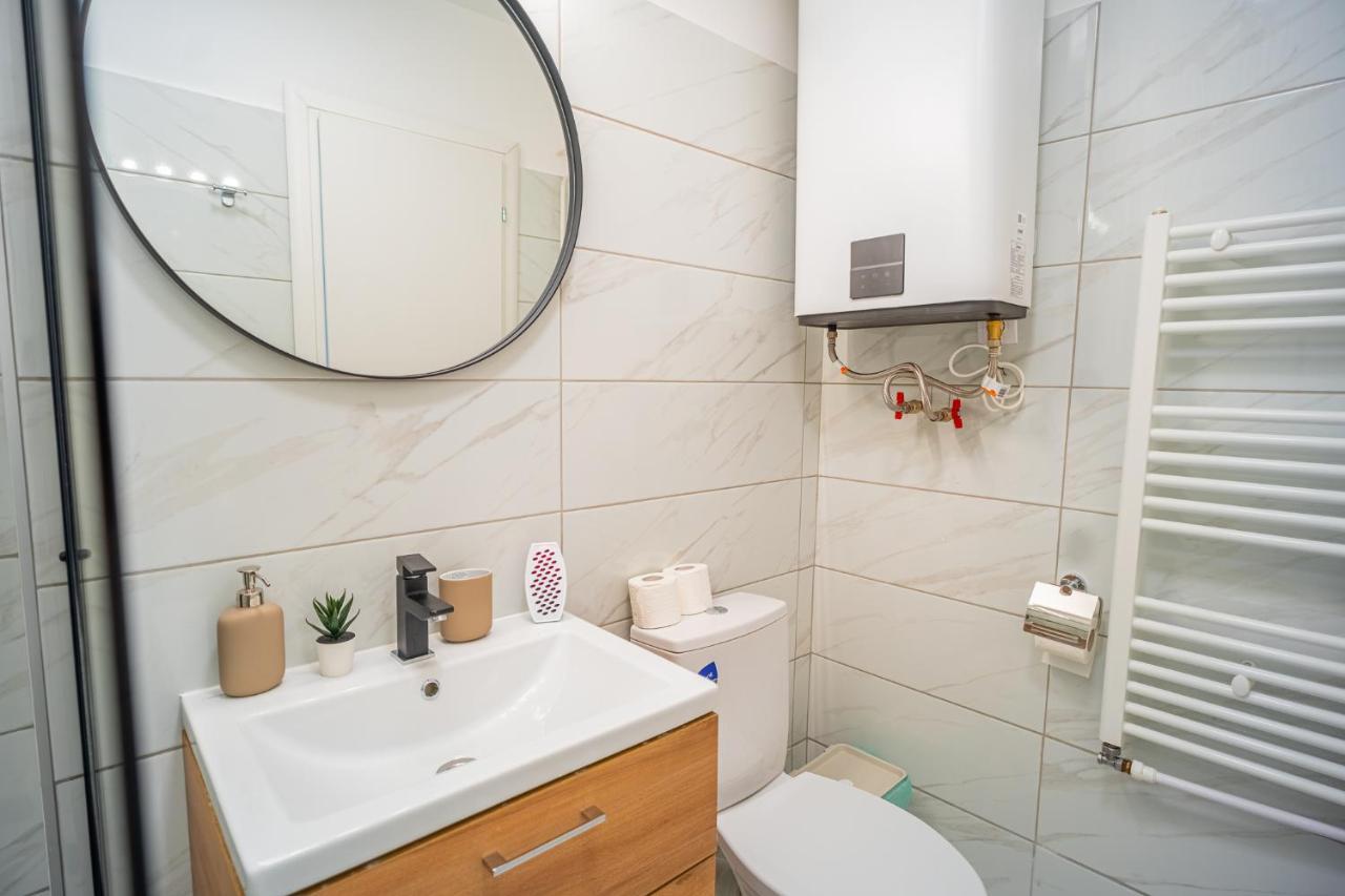 Refreshingly Chic: Newly Renovated 2Br Apartment Bucharest Luaran gambar