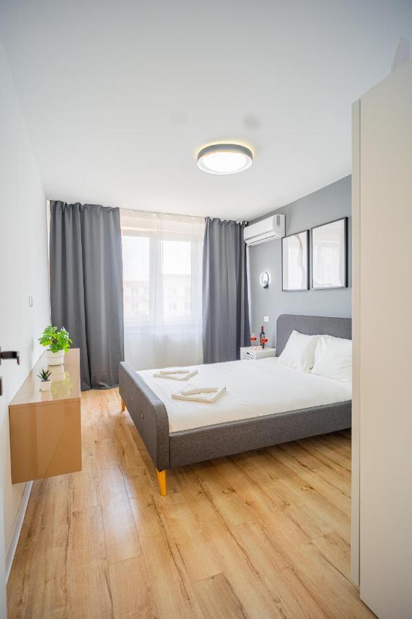 Refreshingly Chic: Newly Renovated 2Br Apartment Bucharest Luaran gambar