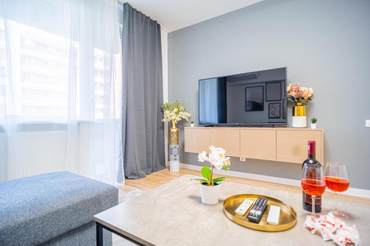 Refreshingly Chic: Newly Renovated 2Br Apartment Bucharest Luaran gambar
