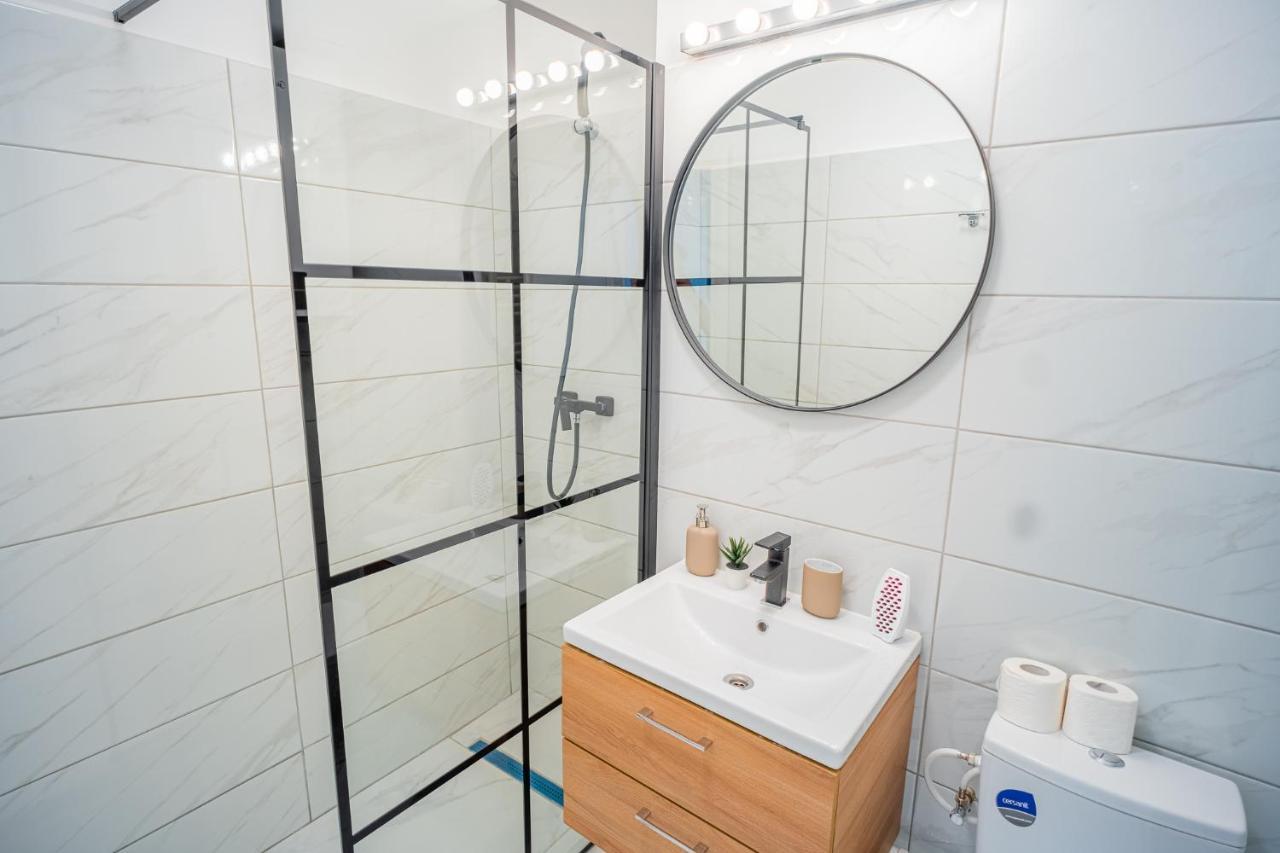 Refreshingly Chic: Newly Renovated 2Br Apartment Bucharest Luaran gambar