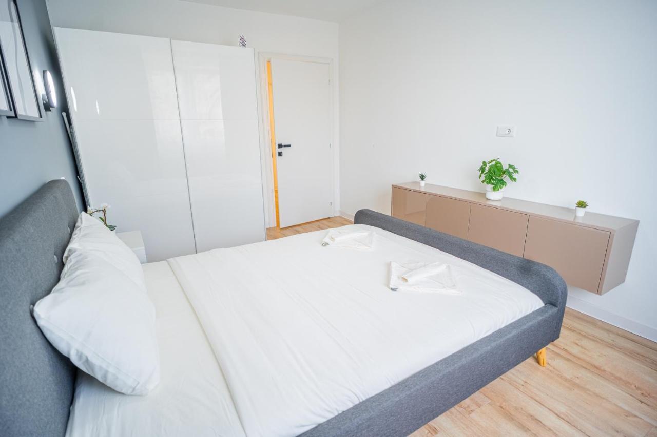 Refreshingly Chic: Newly Renovated 2Br Apartment Bucharest Luaran gambar