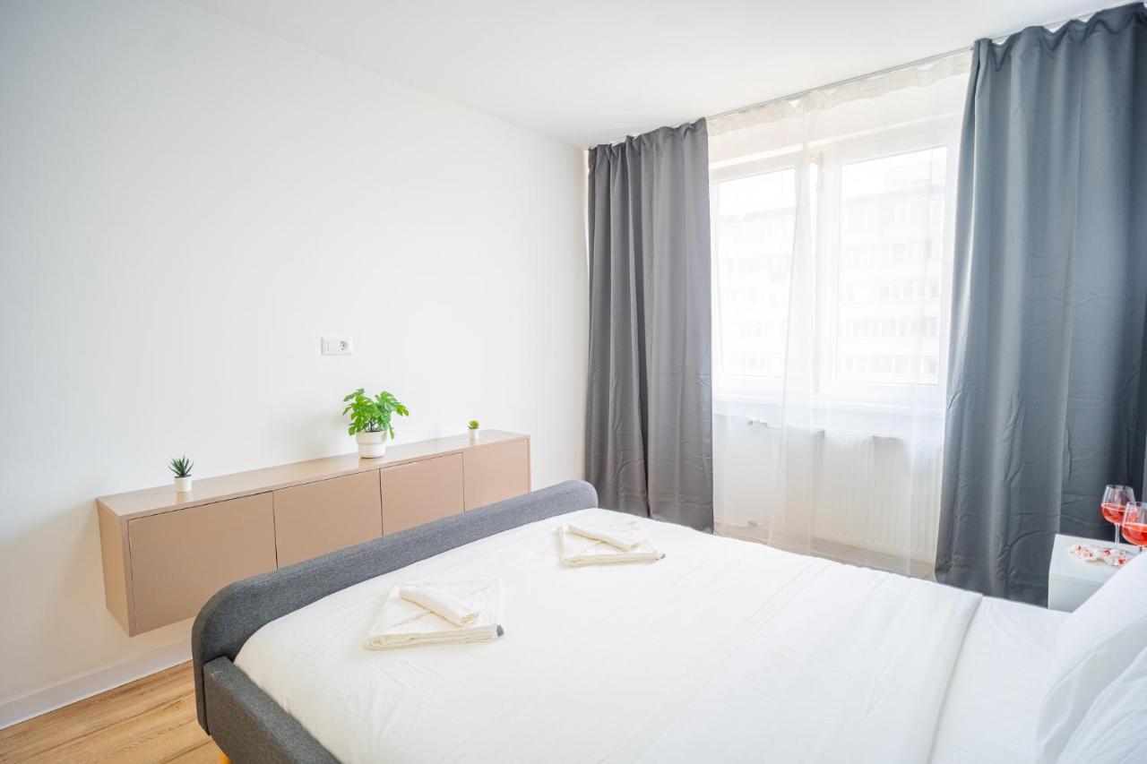 Refreshingly Chic: Newly Renovated 2Br Apartment Bucharest Luaran gambar