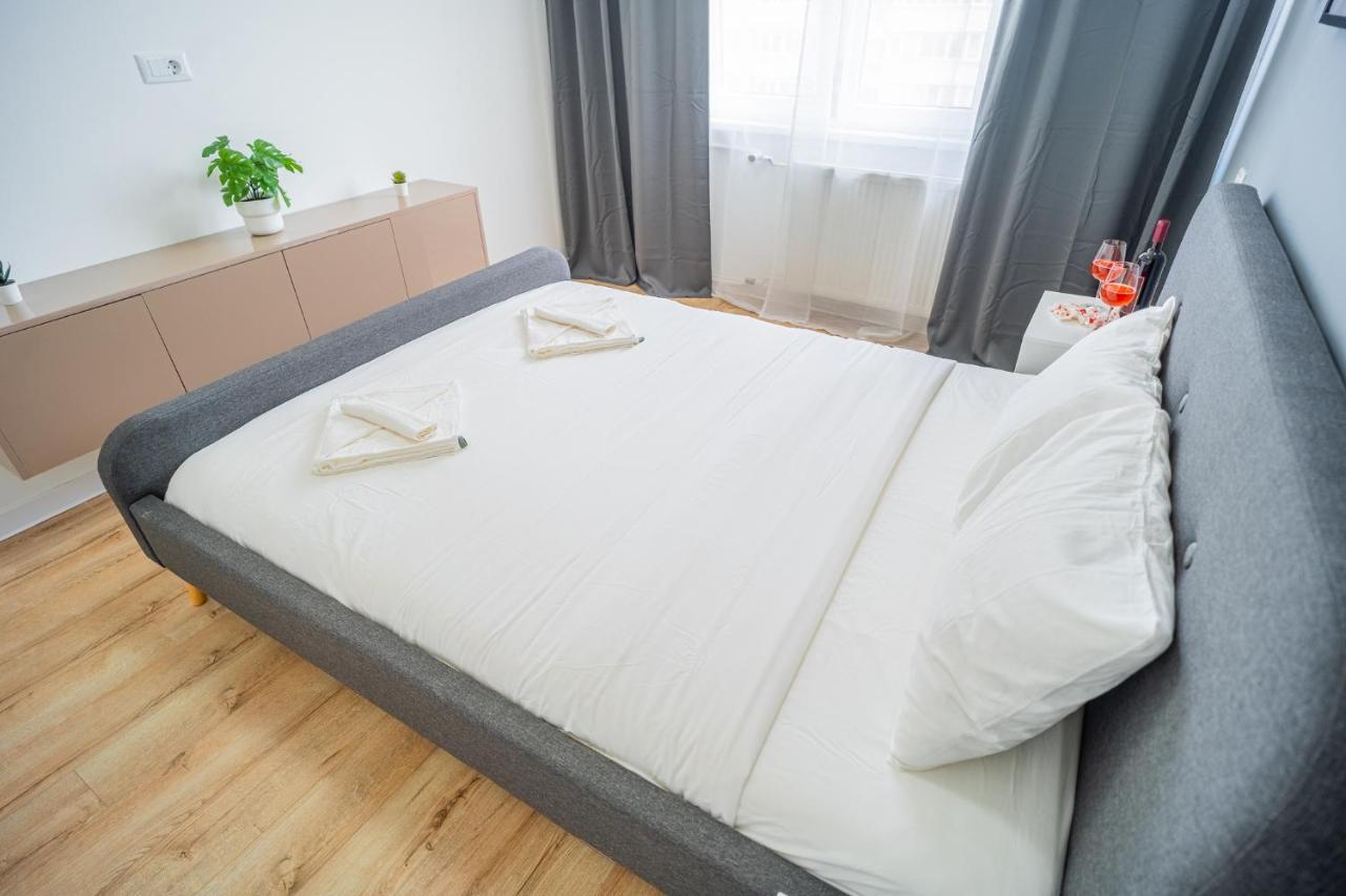 Refreshingly Chic: Newly Renovated 2Br Apartment Bucharest Luaran gambar